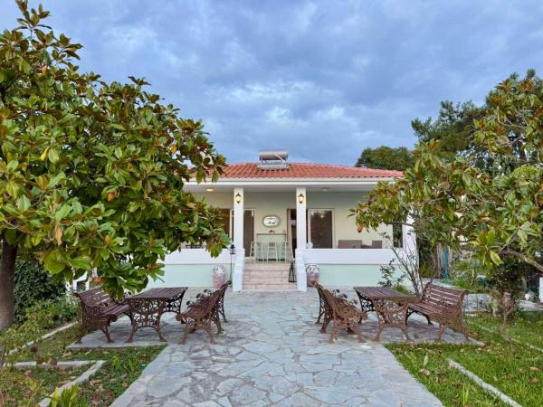 Sunrise Beach Front Villa by BookVillaEU, Rezervați  Hoteluri în Macedonia cu parcare, Parcare