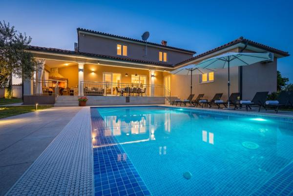 Villa Karla near Pula for 8 persons with private pool, kids playground & pet friendly, Rezervați  Hoteluri în Divsici cu piscină, Piscină