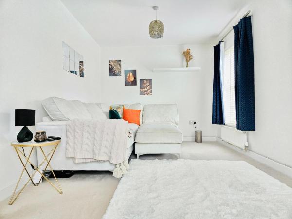 Modern 3-Bed plus Office - Walk to Bicester Village, Rezervați  Hoteluri în Gloucestershire cu parcare, Parcare
