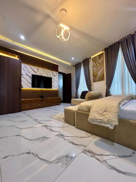 Victoria Lux, Rezervați  Lagos Island 