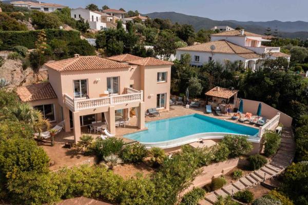 Villa de standing 12 couchages - vue sur mer - piscine à débordement chauffée, Rezervați  Albitreccia Corsica