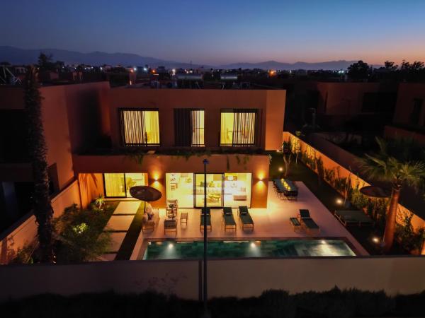 Villa Marleanis 5 suites 300m2 piscine chauffée privative 11m de long résidence avec gardien, Rezervați  Hoteluri în Marrakech-Tensift-Haouz cu piscină, Piscină