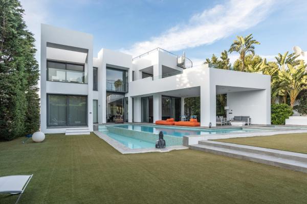 Villa Elite Maribiza, Rezervați  Hoteluri în Cala Llenya cu piscină, Piscină