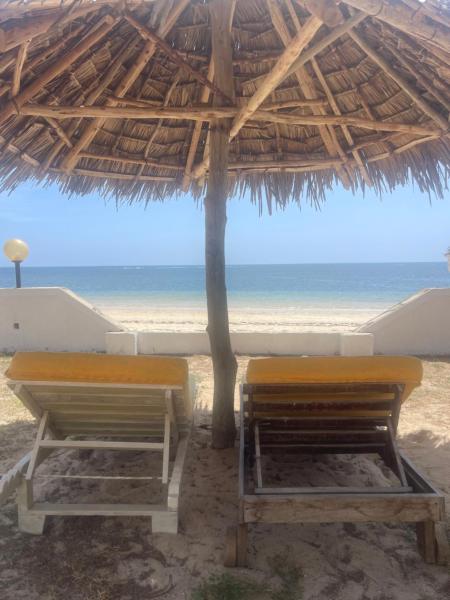 Dada Suites De Luxe Ocean Beachfront B&B, Rezervați  Hoteluri în Coast Region cu piscină, Piscină