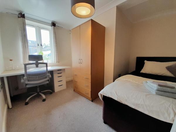 Private rooms in a shared house in Oxford - Host lives in the property, Rezervați  Hoteluri în Gloucestershire cu parcare, Parcare