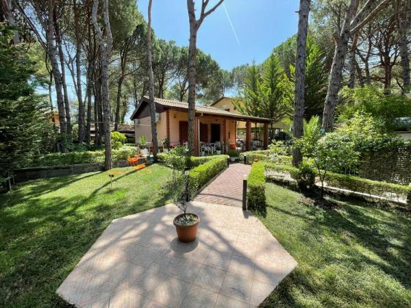 Seafront Villa with a Stunning Garden, Rezervați  Hoteluri în Tirana County cu parcare, Parcare