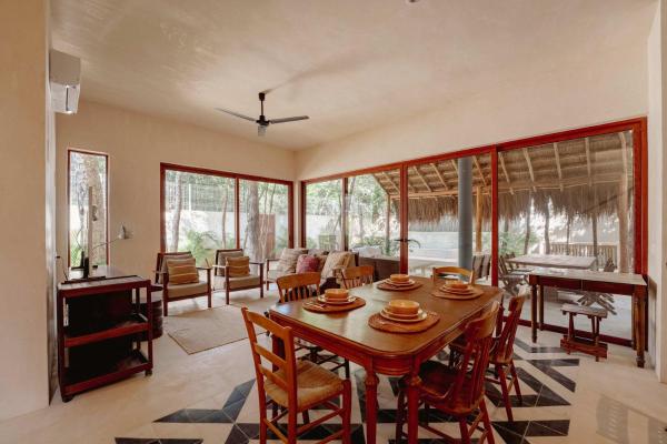 chic 4BR Villa with Private Pool in Holistika Tulum, Rezervați  Hoteluri în Tulum cu parcare, Parcare