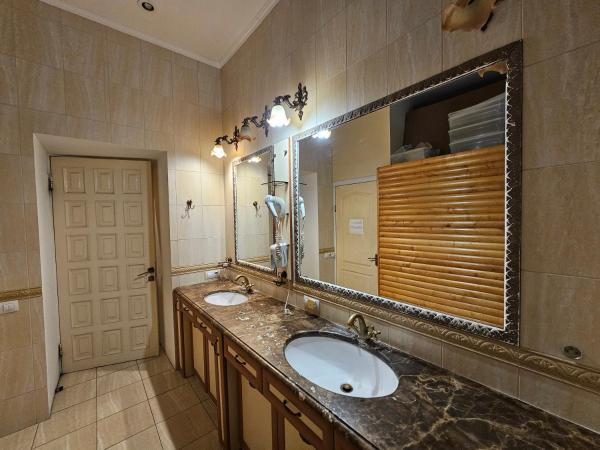 Хостел Палац Спорта, Rezervați  Hoteluri în Kiev cu parcare, Parcare