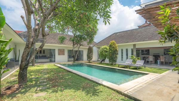 Villa Alana, 3 BR Villa in Kerobokan, Rezervați  Hoteluri în Kalimantan cu parcare, Parcare