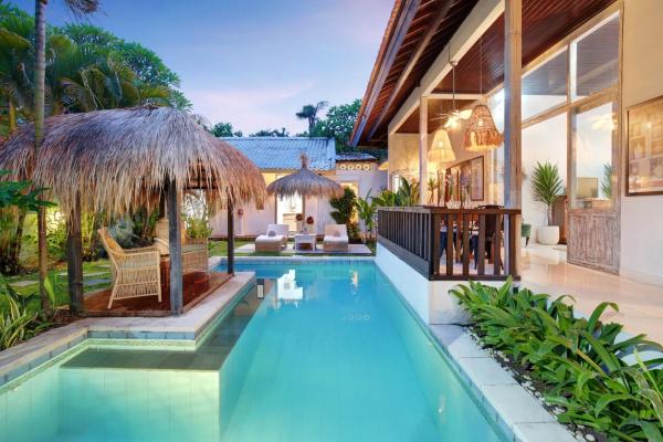 Seminyak Beach Seagrass Villa 4BR - pool & staff, Rezervați  Hoteluri în Bali cu parcare, Parcare