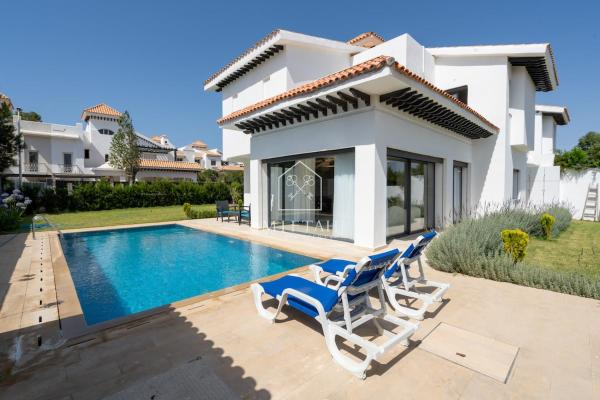 Luxury Villa with Private Pool, Rezervați  Hoteluri în Tanger-Tetouan cu parcare, Parcare