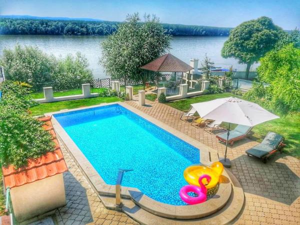 Stunning Danube Villa, Rezervați  Hoteluri în Feketić cu piscină, Piscină