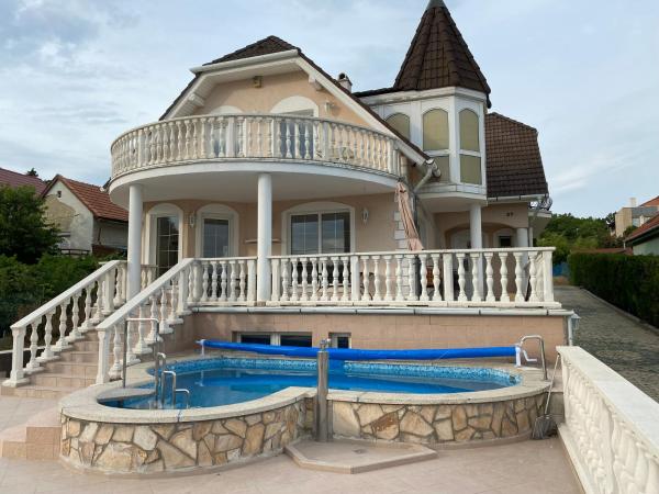 A- Villa, Rezervați  Hoteluri în Central Transdanubia cu parcare, Parcare
