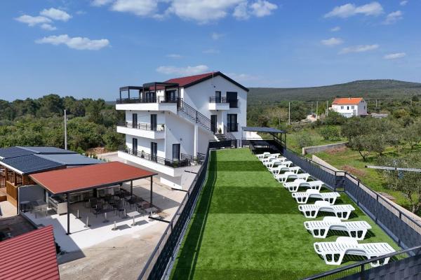 Golden Horizon Residence-Peaceful Oasis with Pool Near the Sea, Rezervați  Hoteluri în Turanj cu piscină, Piscină