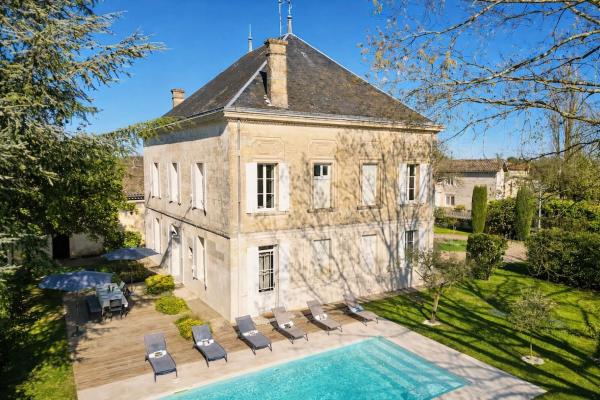 Villa dArmens élégance et charme, près de St-Émilion, Rezervați  Hoteluri în Saint-Hippolyte cu piscină, Piscină