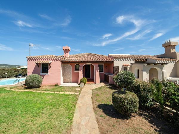 Villa with a private pool and sea view, Rezervați  Hoteluri în Cuile Pazzoni cu piscină, Piscină