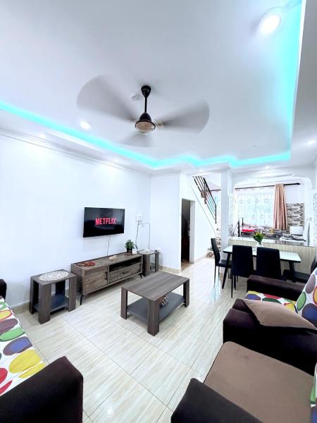 Holiday Home - Serena Road Villas, Rezervați  Hoteluri în Coast Region cu parcare, Parcare