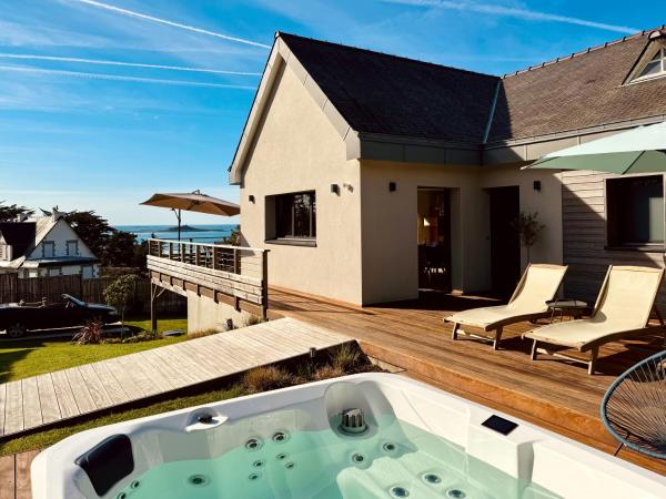 Villa-Cabane Chic Vue Mer, Spa et Plage à pied, Rezervați   