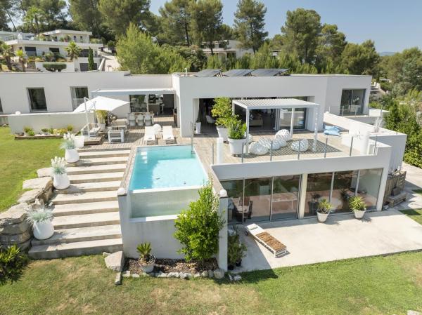 Bright Villa Facing Pic Saint-Loup, Rezervați  Hoteluri în Hérault cu piscină, Piscină