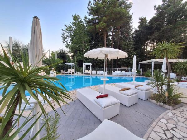Biancopineta San Salvo marina, Rezervați  Hoteluri în Abruzzo cu piscină, Piscină